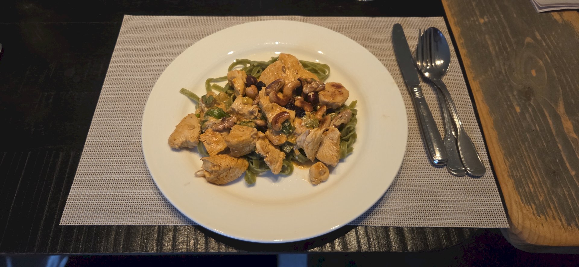 Spinazie tagliatelle met mosterdkip en nootjes